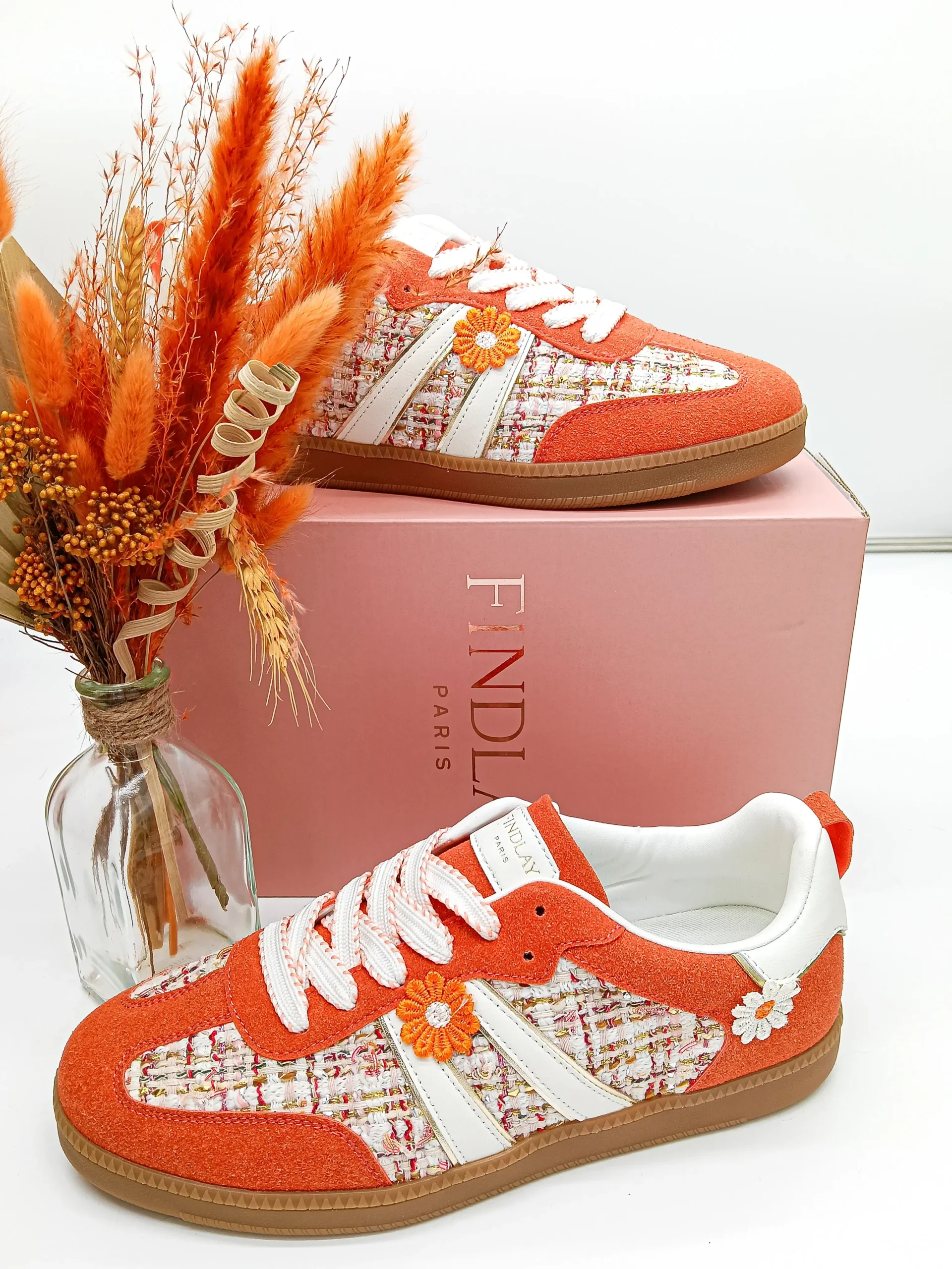 Chaussures beige avec fleurs blanches composition