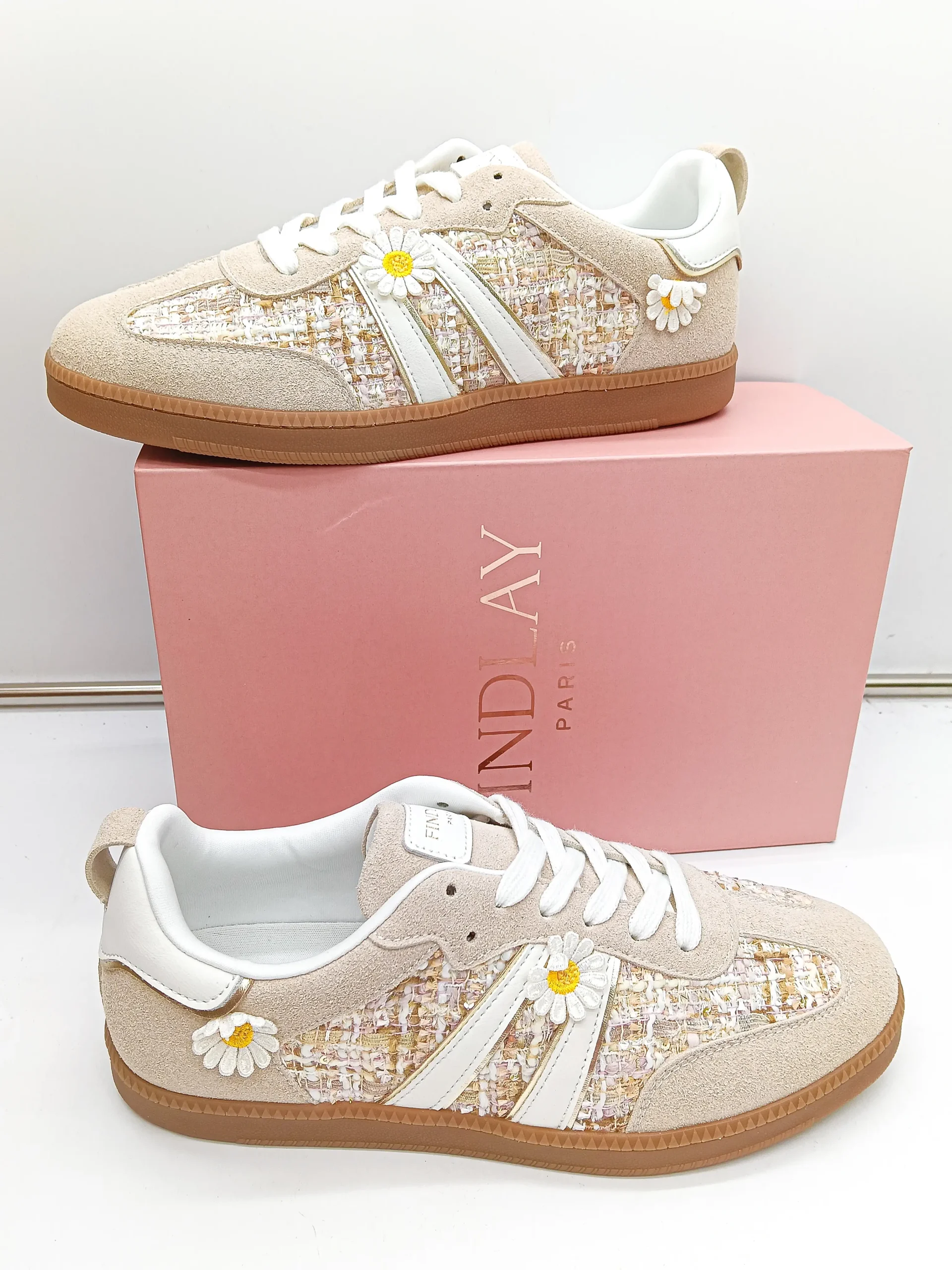 Chaussures beige avec fleurs blanches